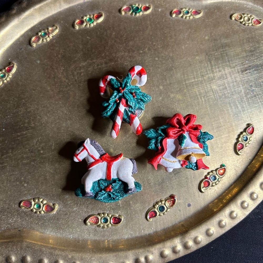 💜 CLEARANCE VTG Cute Set of 3 Christmas Button covers. One is missing the back.